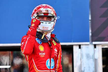 Leclerc esulta dopo le qualifiche del GP di Monaco