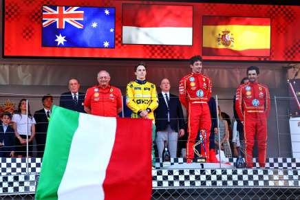 Charles Leclerc (Ferrari) festeggia la vittoria a Monaco sul podio con Fred Vasseur