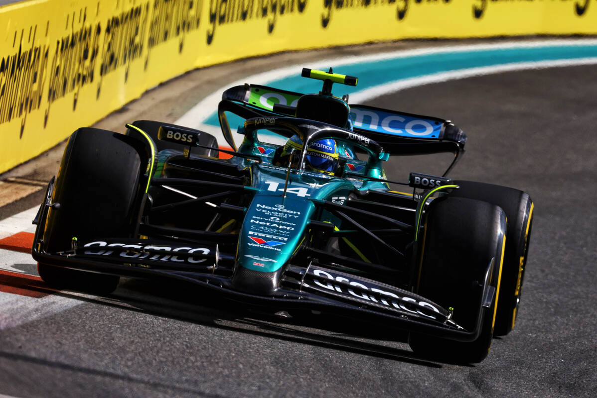 Fernando Alonso (Aston Martin) al volante della AMR24 sul circuito di Miami