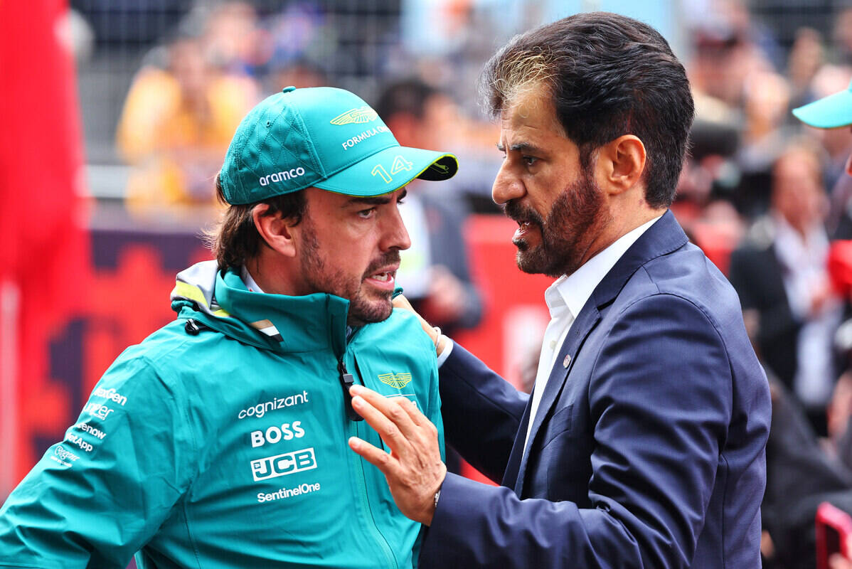 Fernando Alonso (Aston Martin) e Mohammed Ben Sulayem (presidente FIA) a colloquio prima della gara Sprint del GP di Cina 2024