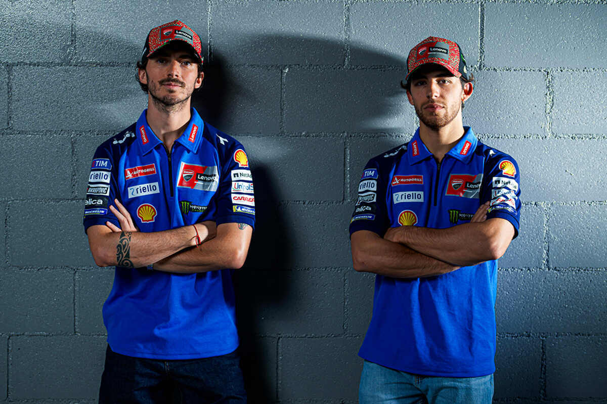 Bagnaia e Bastianini con le t-shirt azzurre in riferimento alla livrea speciale pensata da Ducati per il Mugello