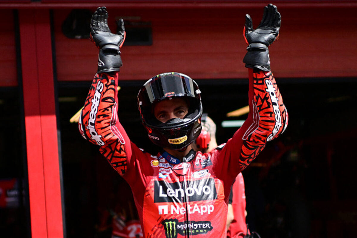 Pecco Bagnaia saluta il pubblico del Mugello durante la giornata di venerdì