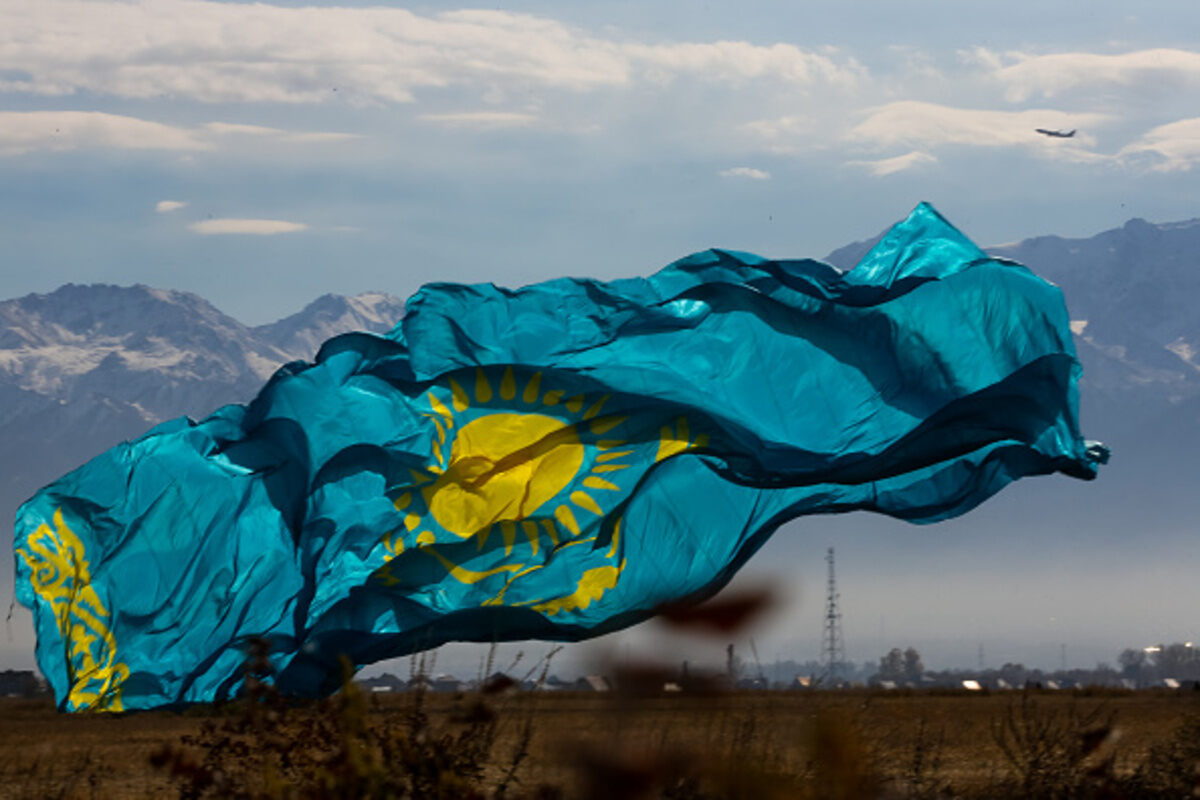 Una bandiera del Kazakistan gigante