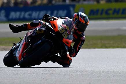 Brad Binder in pista a Le Mans sulla sua KTM