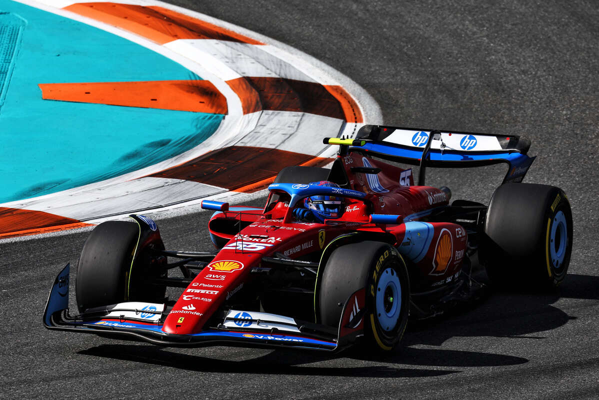 Carlos Sainz Jr (Ferrari) impegnato sul tracciato di Miami durante la qualifica Sprint del GP di Miami 2024.