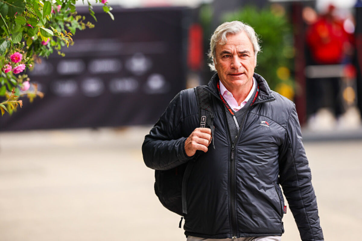 Carlos Sainz Sr. arriva nel paddock di Shanghai per il GP di Cina 2024