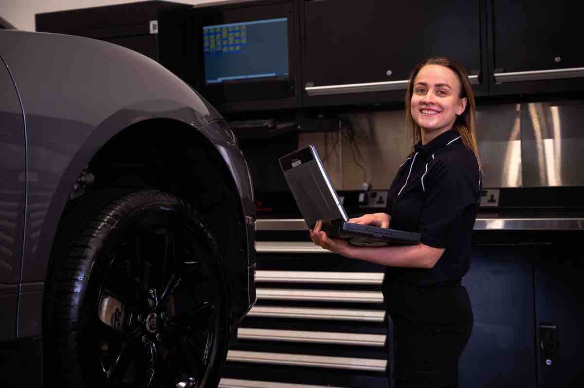 La Master Technician di JLR, Chloe Taylor