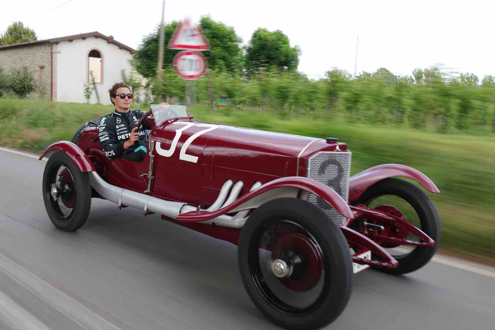 George Russell al volante di una Mercedes a Brisighella