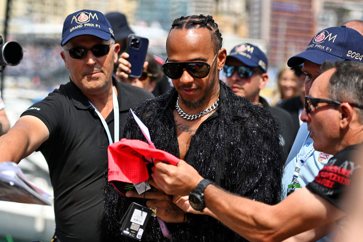 Lewis Hamilton (Mercedes) arriva nel paddock di Monaco