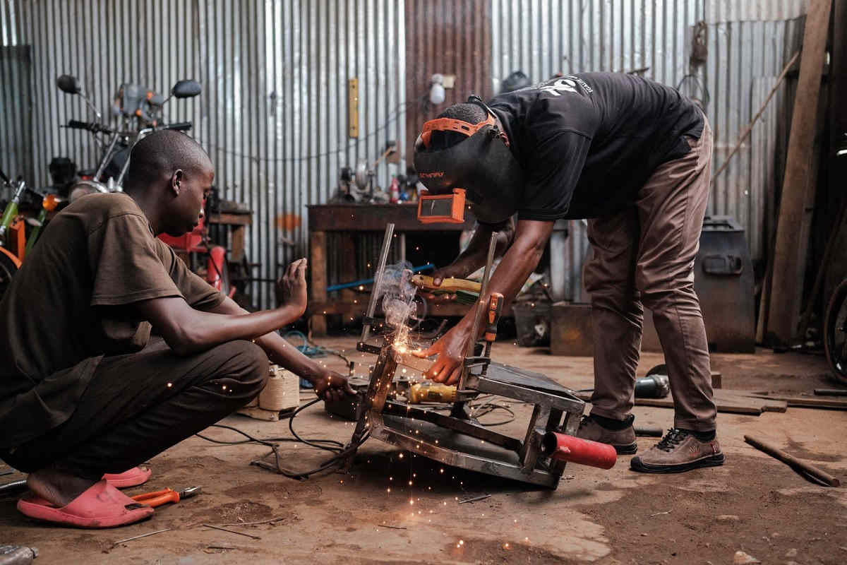 Un momento della produzione dell'auto elettrica africana