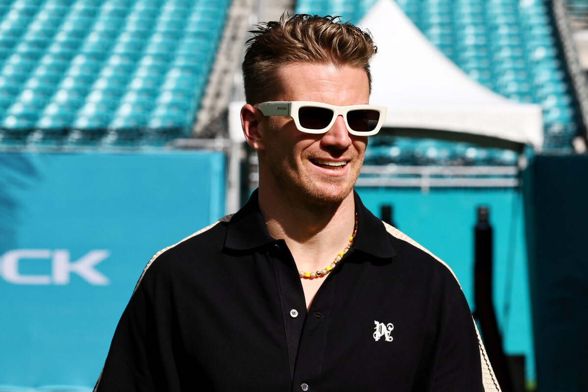 Nico Hulkenebrg (Haas) a passeggio nel paddock di Miami durante il weekend del GP di Miami 2024