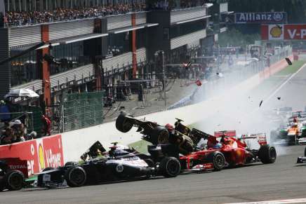 La collisione tra Grosjean e Alonso nel GP del Belgio