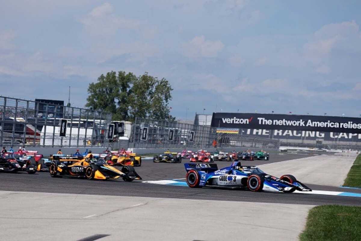 Gruppo di vetture IndyCar sul circuito stradale di Indianapolis