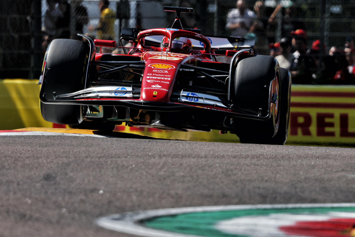 Charles Leclerc salta sui cordoli al volante della sua SF-24 durante le qualifiche del GP Emilia Romagna 2024