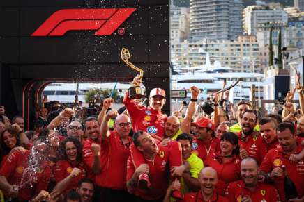 Charles Leclerc festeggia con il team Ferrari la vittoria nel GP Monaco 2024