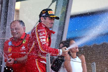 Charles Leclerc (Ferrari) festeggia la vittoria a Monaco sul podio con Fred Vasseur