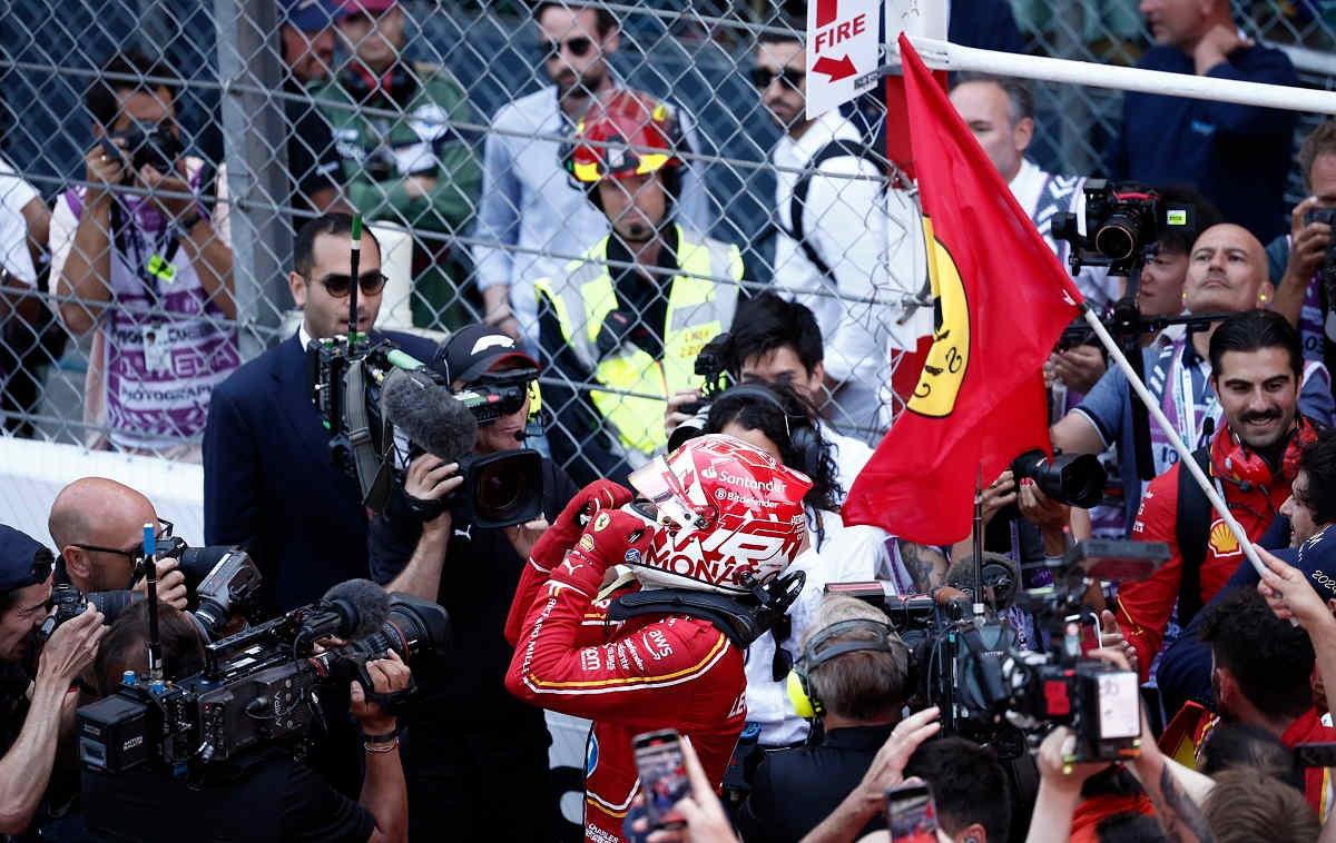 La festa ai box per la vittoria di LecLerc a Monaco