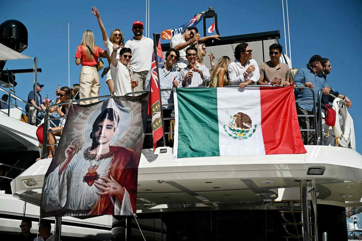 I tifosi di Leclerc in festa per la pole del loro beniamino