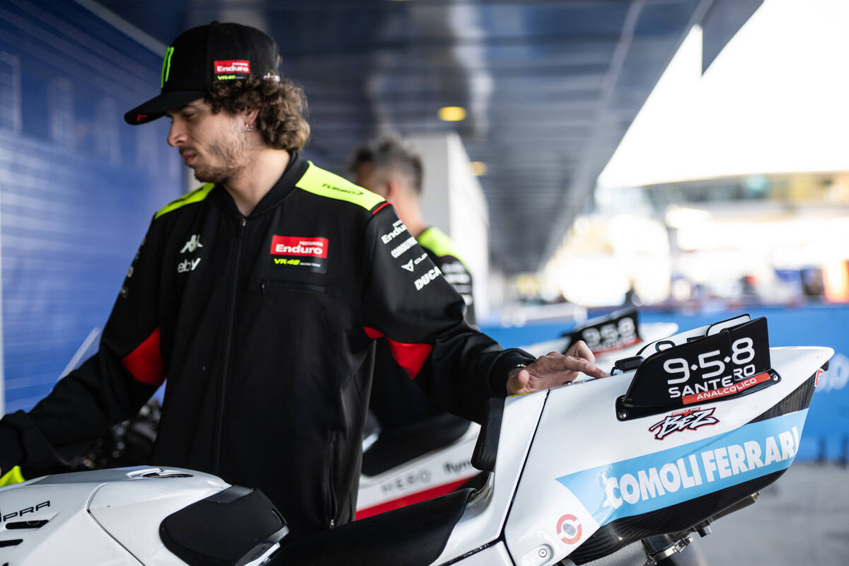 Marco Bezzecchi guarda la sua moto nei test di Jerez
