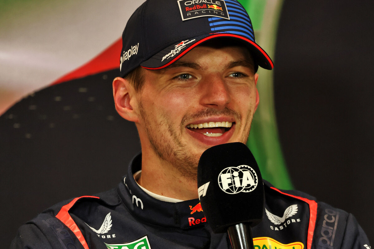 Max Verstappen sorride in conferenza stampa dopo le qualifiche del GP Emilia Romagna 2024