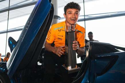 Lando Norris festeggia nel quartier generale McLaren con il trofeo vinto a Miami