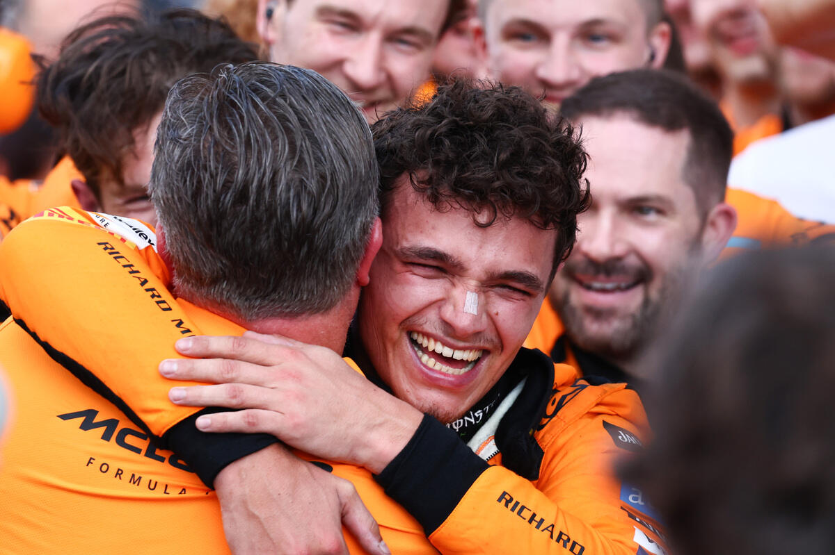 Lando Norris nel parco chiuso festeggia la vittoria del GP di Miami 2024 insieme al CEO Zak Brown