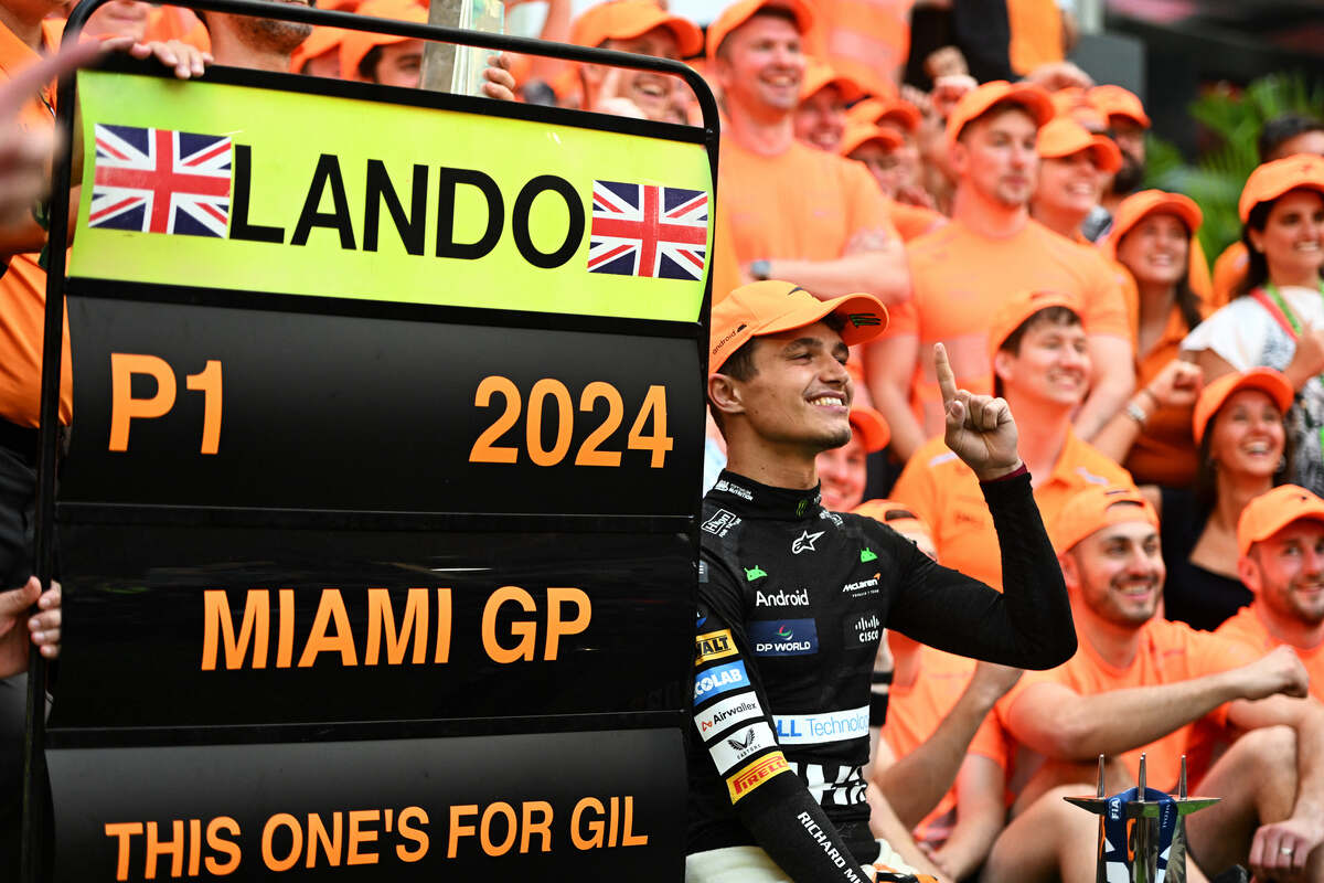 Lando Norris festeggia con la McLaren la sua prima vittoria in carriera