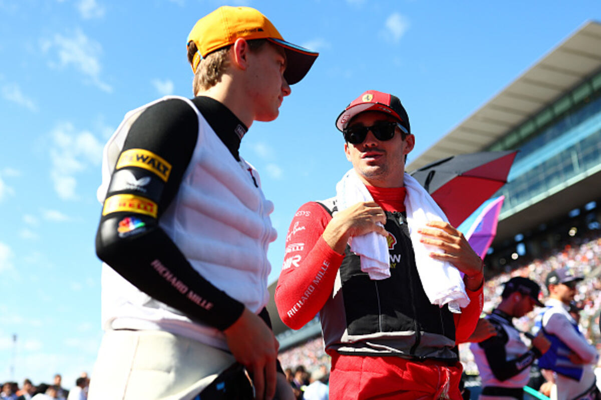 Oscar Piastri (McLaren) e Charles Leclerc (Ferrari) parlano in griglia di partenza