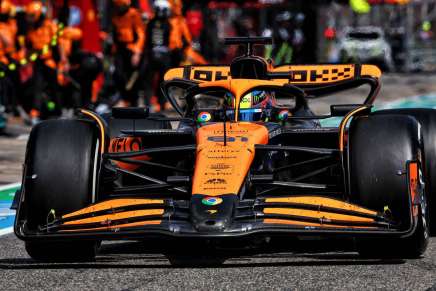 Oscar Piastri (McLaren) effettua un pit-stop a Imola durante il GP dell'Emilia Romagna