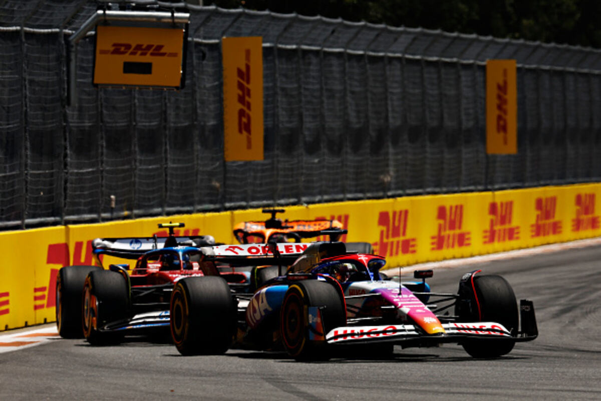 Sainz tenta il sorpasso su Ricciardo nella Sprint di Miami 2024