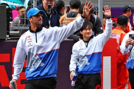 Ricciardo e Tsunoda salutano il pubblico nella Drivers Parade del GP di Cina 2024