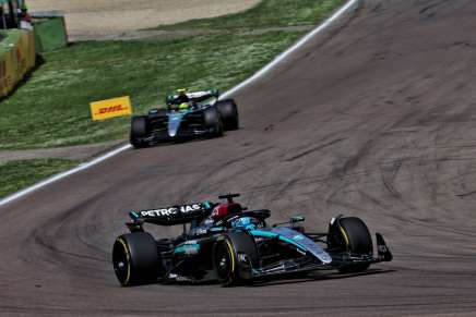 Russell e Hamilton in pista ad Imola durante il GP Emilia Romagna 2024