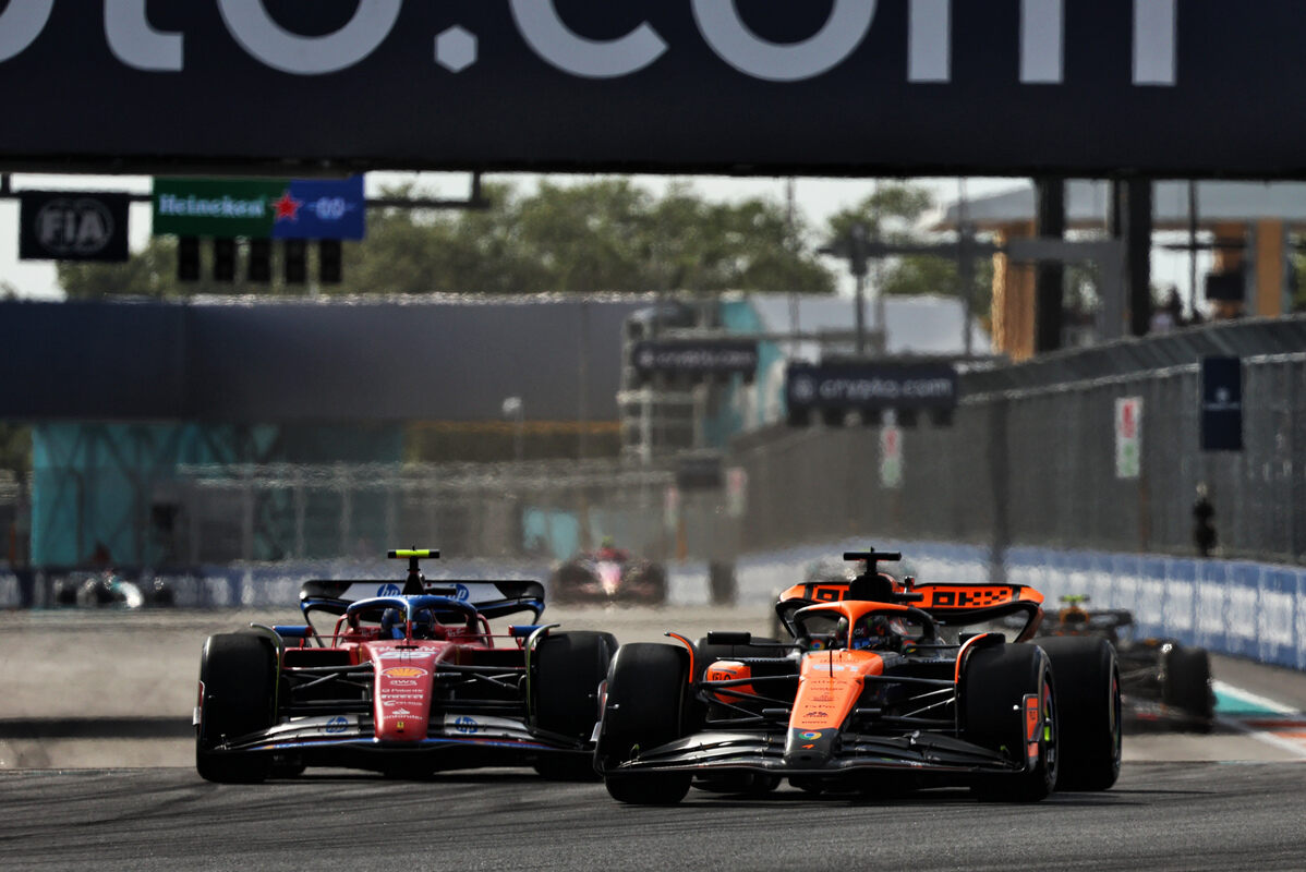 Oscar Piastri e Carlos Sainz in battaglia tra loro a Miami