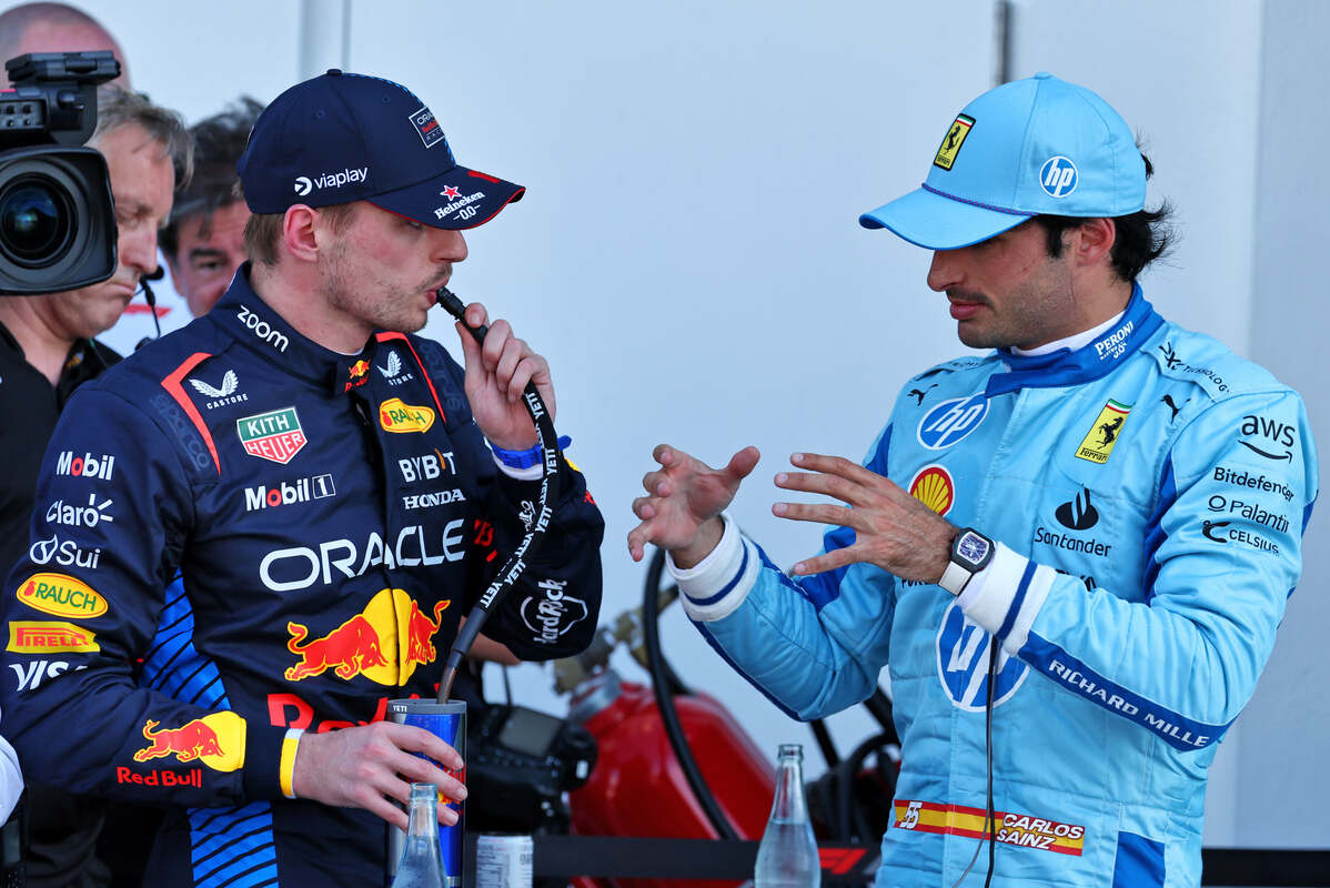 Carlos Sainz e Max Verstappen parlano tra di loro dopo le qualifiche di Miami