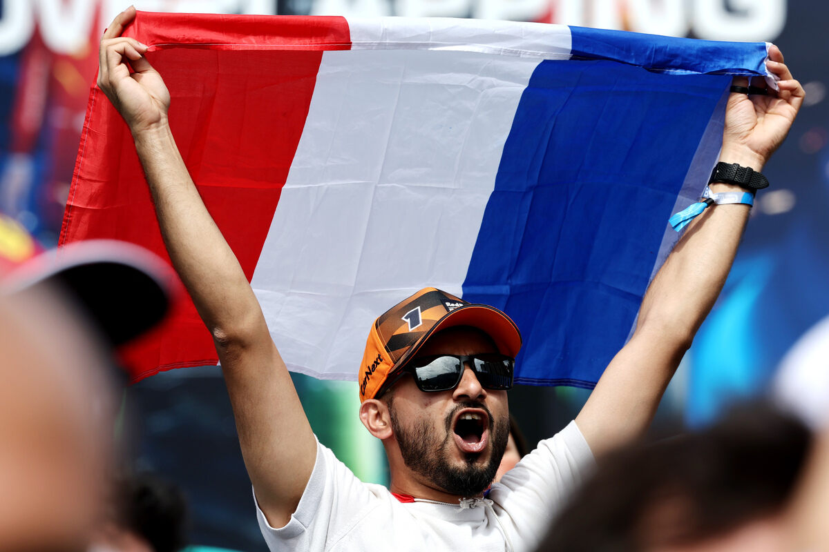 Un tifoso sventola sugli spalti la bandiera francese