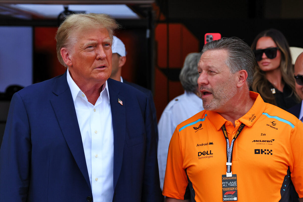 Donald Trump e Zak Brown in posa di fronte al box McLaren a Miami