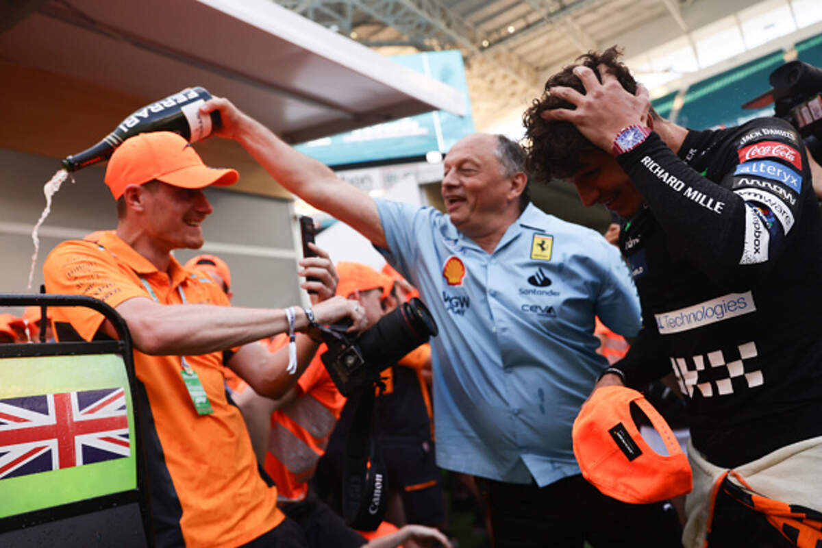 Il team principal Ferrari Fred Vasseur celebra nel box McLaren la vittoria di Norris a Miami