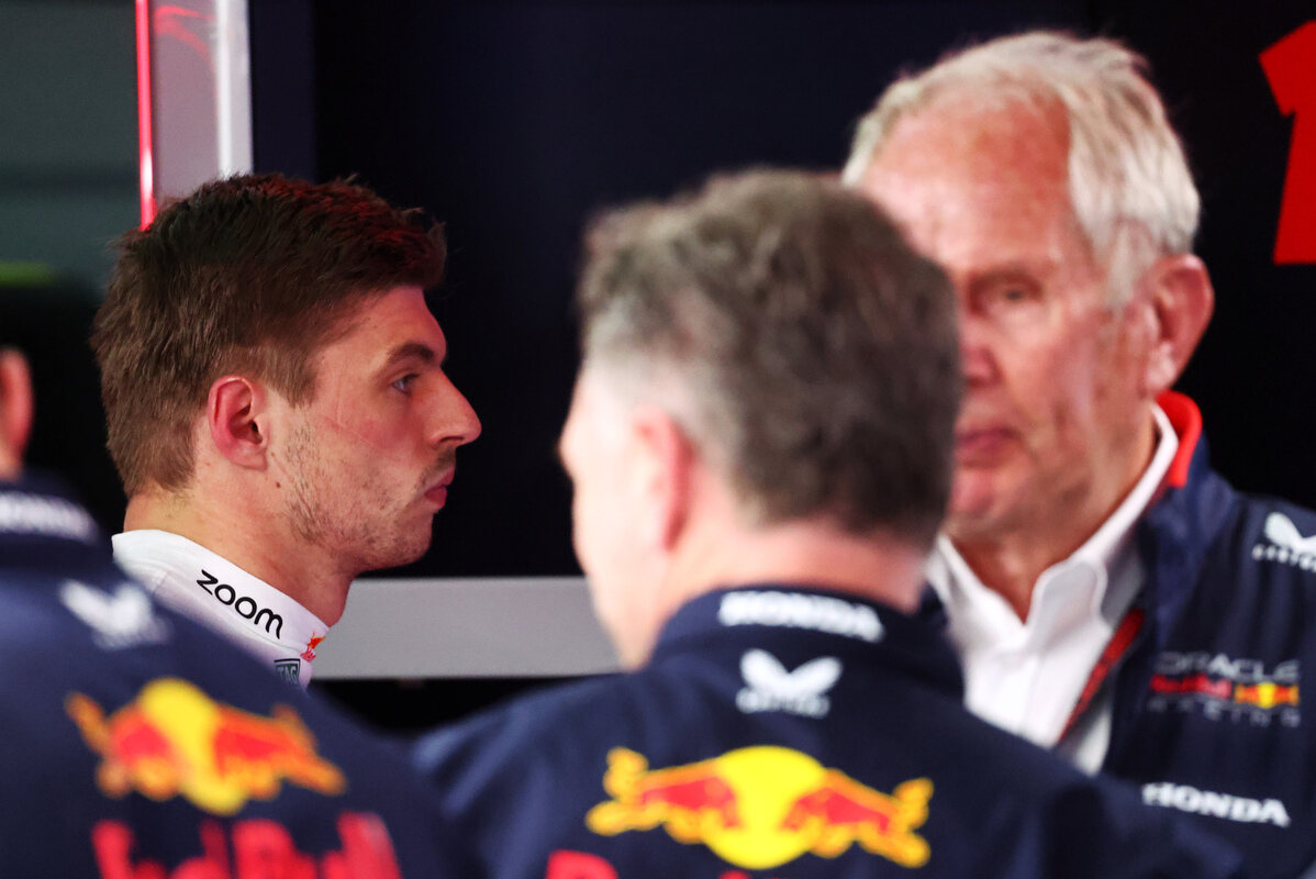 Max Verstappen (Red Bull) con Helmut Marko e Christian Horner nel box di Imola