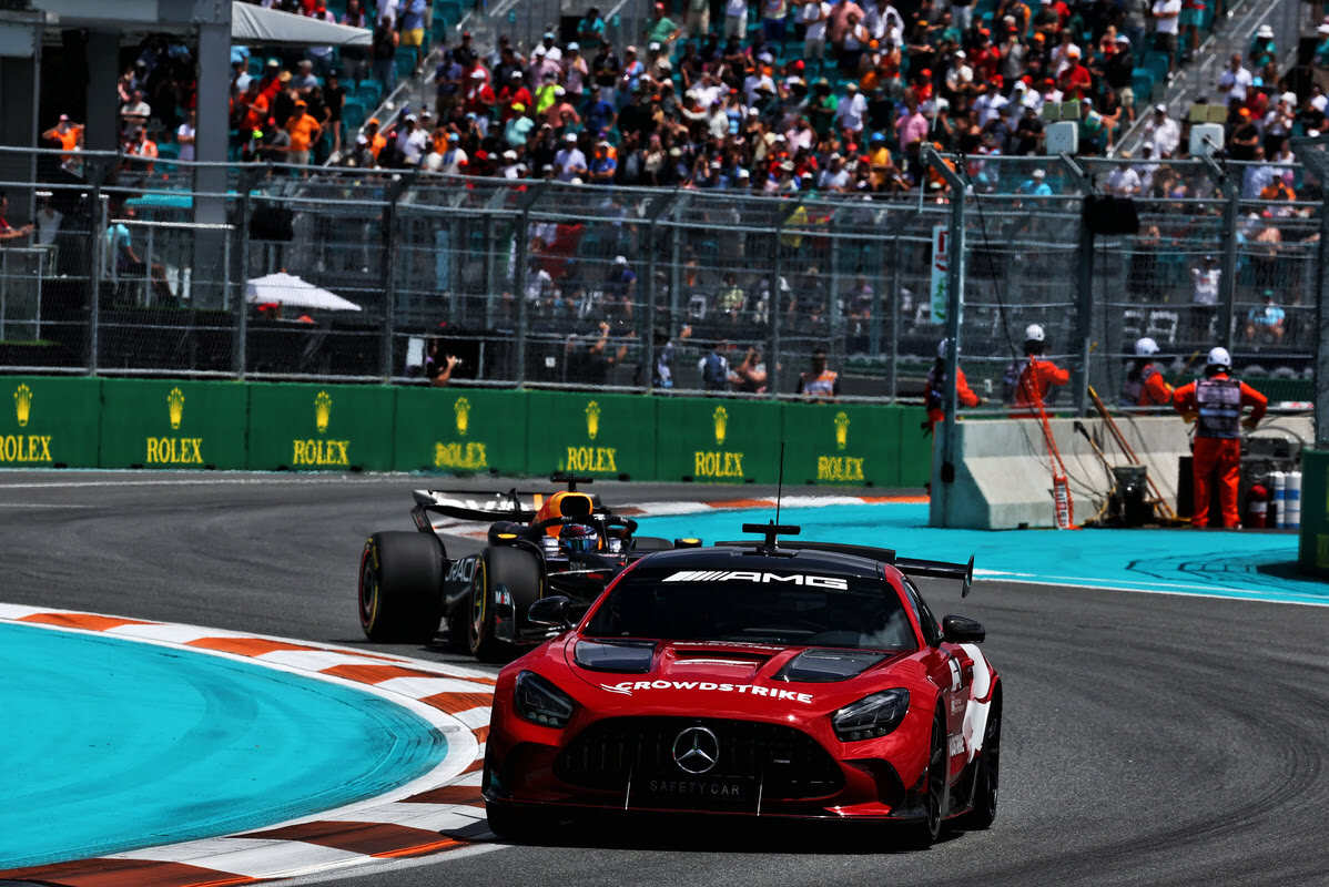 Verstappen (Red Bull) procede alle spalle della Safety Car durante il GP di Miami 2024