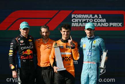 Verstappen, Stella, Norris e Leclerc festeggiano sul podio del GP di Miami 2024