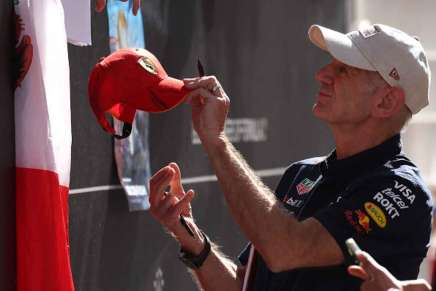 Adrian Newey autografa un cappellino Ferrari a Monte Carlo