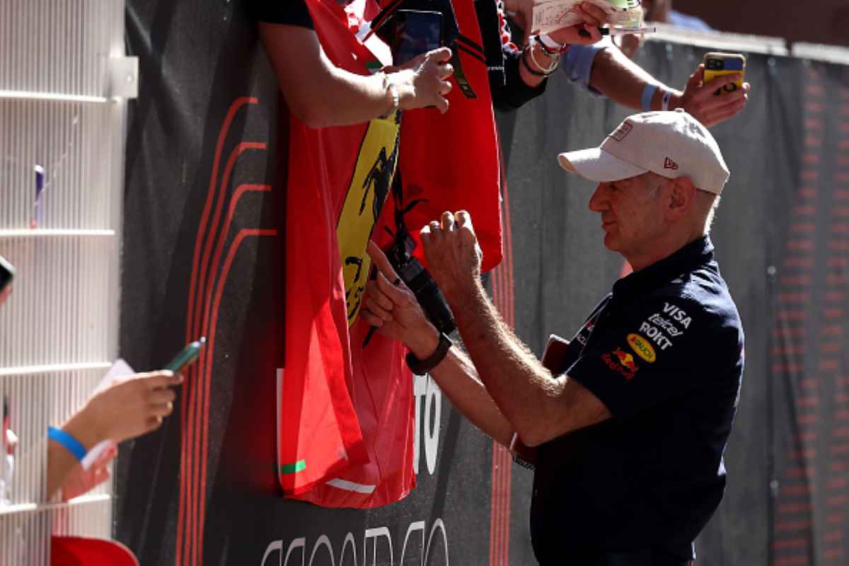 Adrian Newey autografa una bandiera Ferrari dopo le qualifiche del GP di Monaco