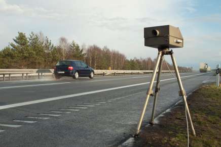 Un autovelox posto sul lato della strada