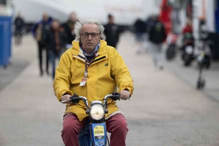 Carlo Pernat su un motorino nel paddock durante i test di Valencia