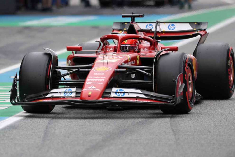 Charles Leclerc ai box durante le qualifiche del GP Spagna 2024