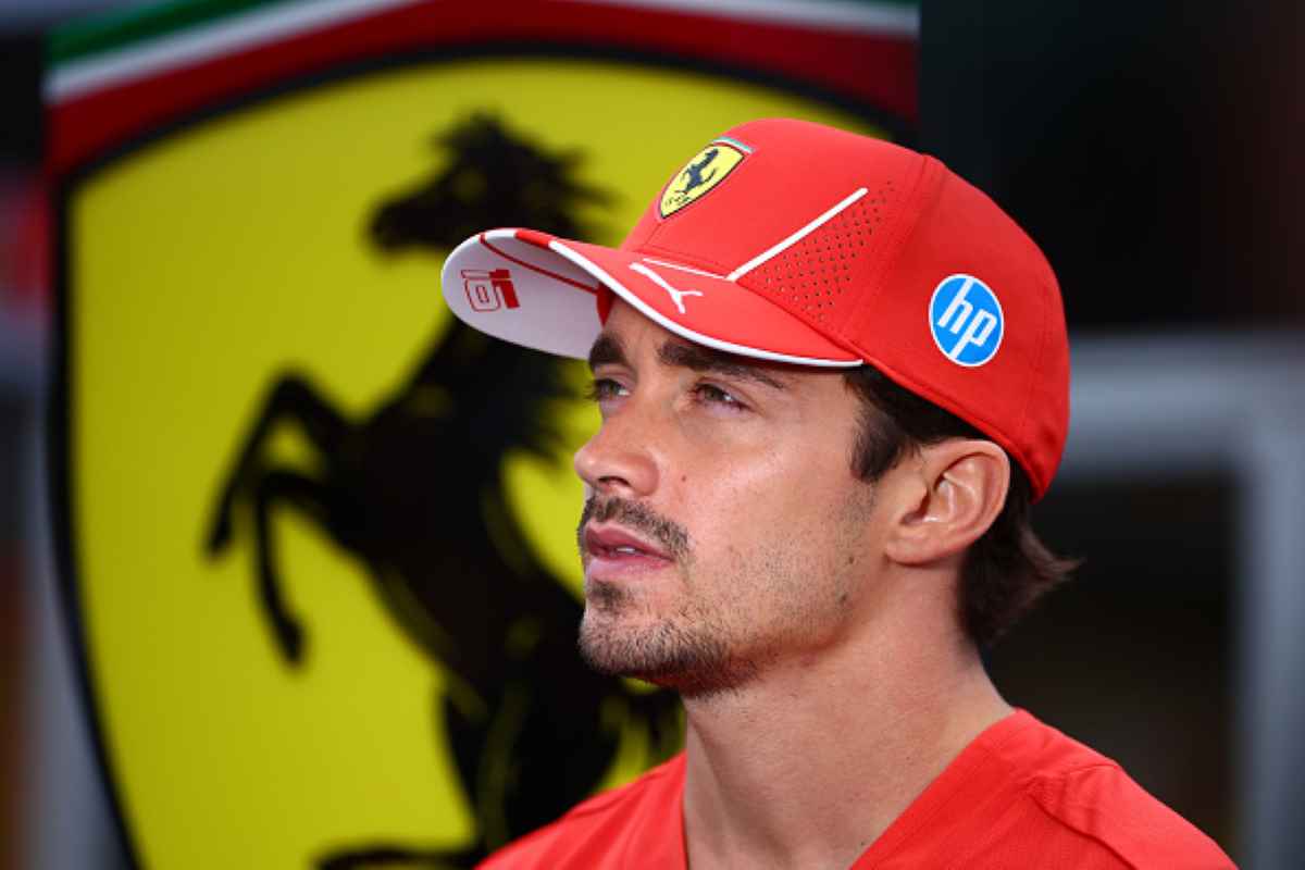 Charles Leclerc nel paddock di Montreal per il GP del Canada con il Cavallino della Ferrari alle spalle