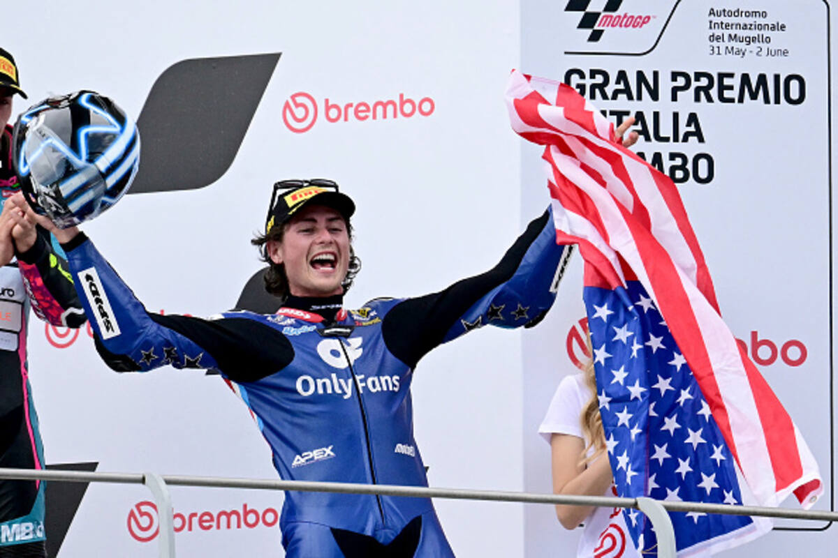 Joe Roberts celebra la vittoria del GP d'Italia in Moto2