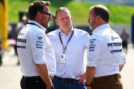 Jos Verstappen parla con Bradley Lord e Gwen Lagrue della Mercedes in Austria