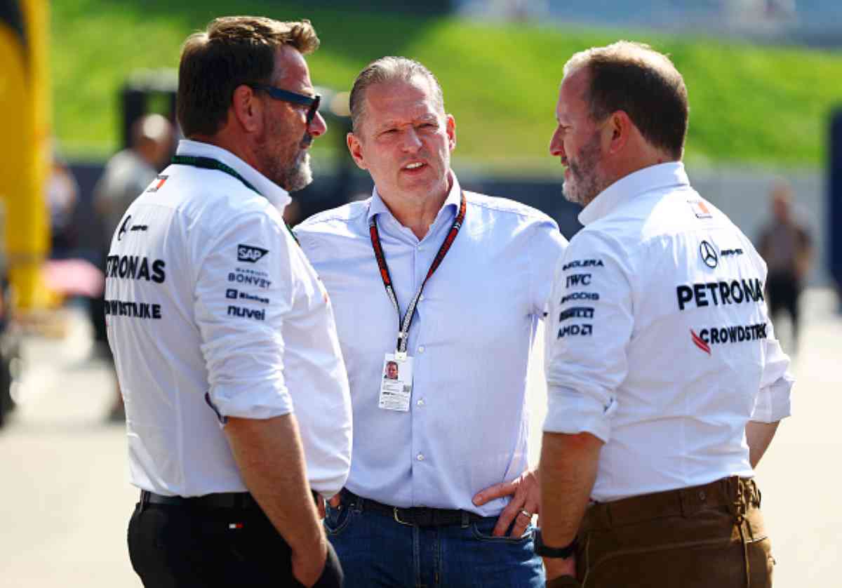 Jos Verstappen parla con Bradley Lord e Gwen Lagrue della Mercedes in Austria