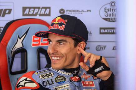 Marc Marquez sorride nel box Ducati Gresini a Portimao